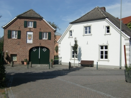 Hamminkeln-Dingden : Hohe Straße, das Heimathaus Dingden im Bild links